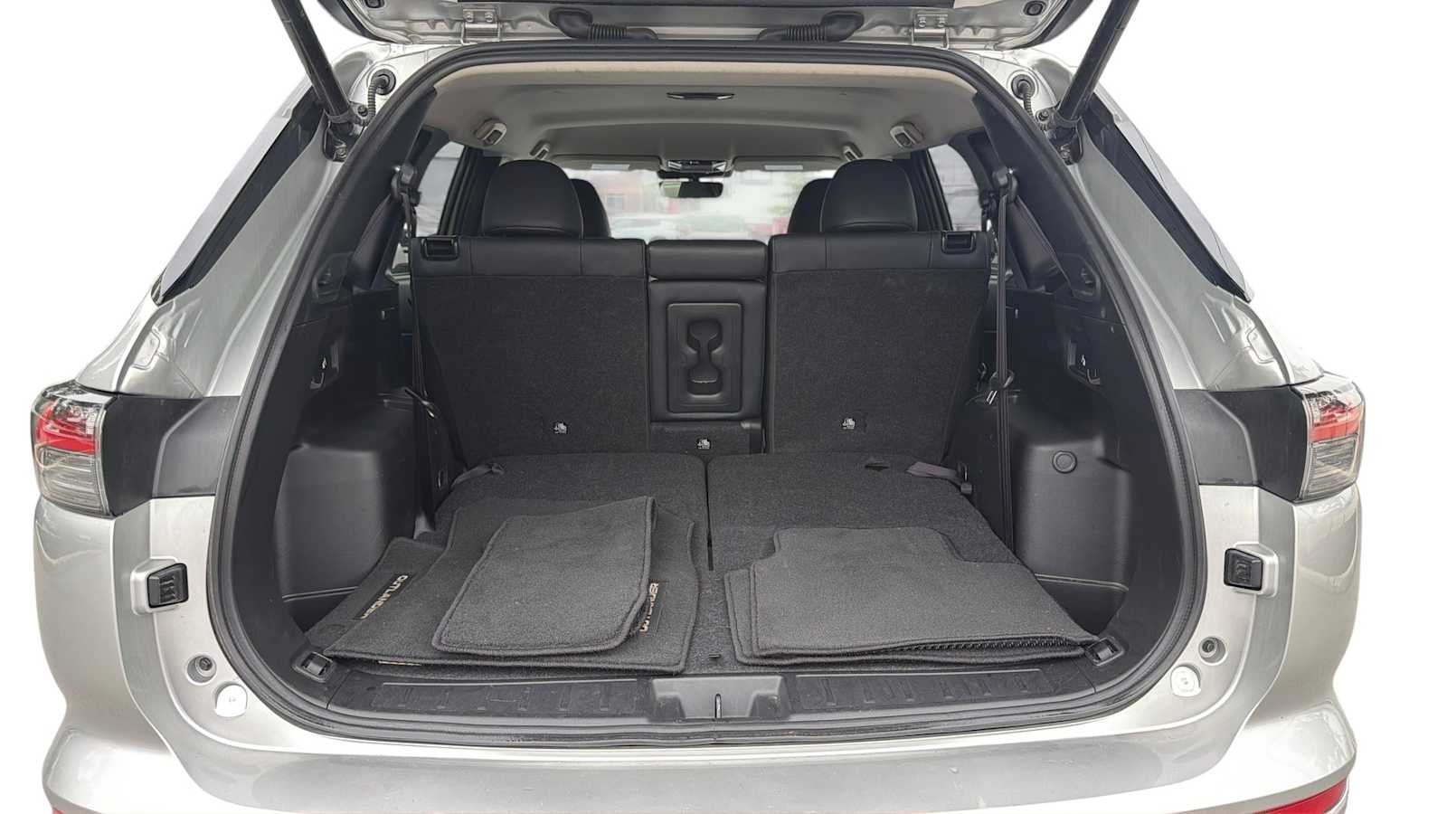 Used 2025 Alloy Silver Metallic Mitsubishi SE image 10