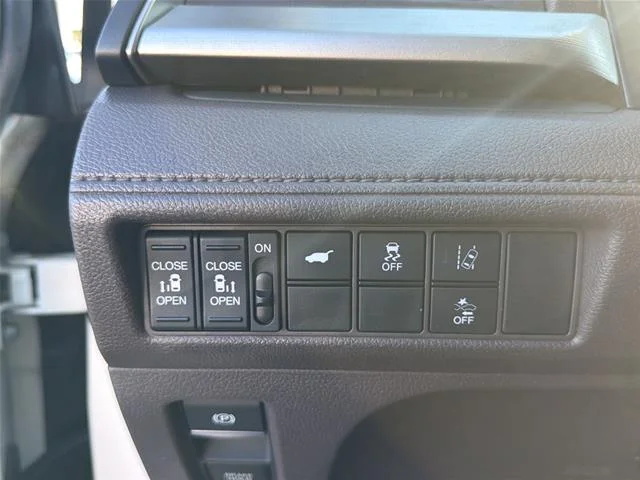 Used 2019 White Diamond Pearl Honda  image 23