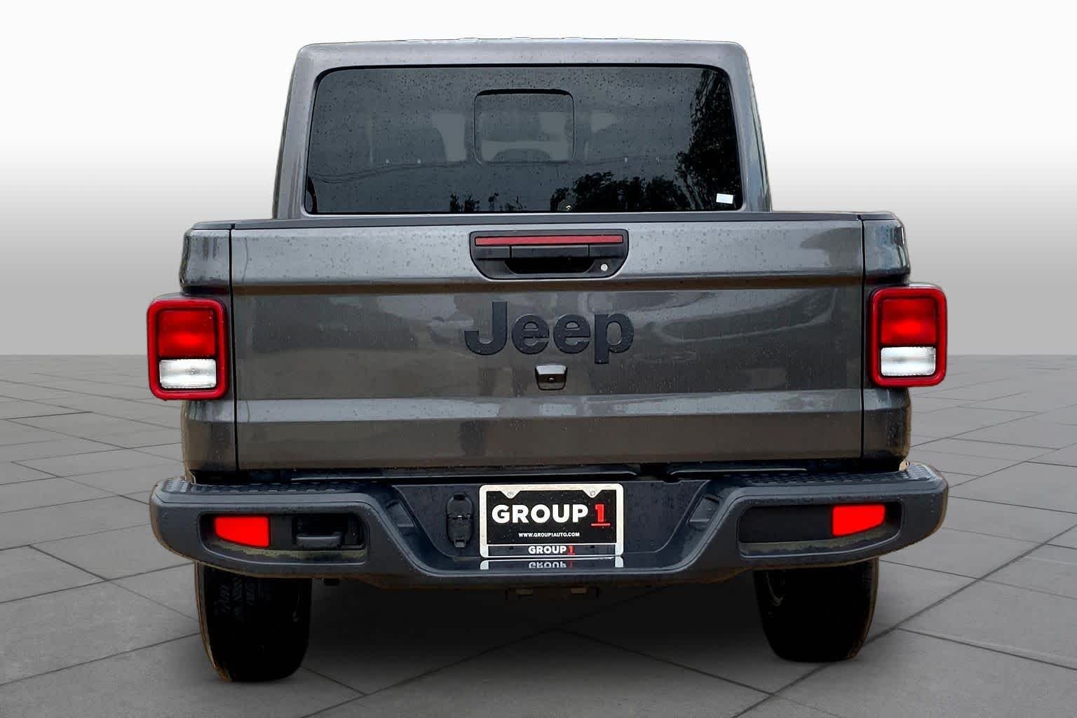 New 2026 Granite Crystal Metallic Clearcoat Jeep Sport S image 4