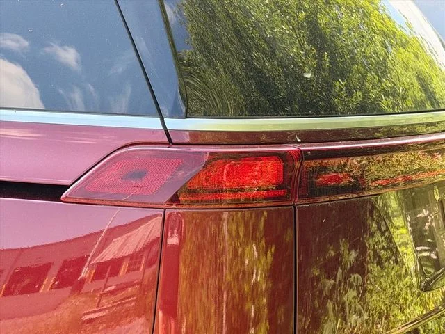 Used 2022 Red Kia LXS image 9