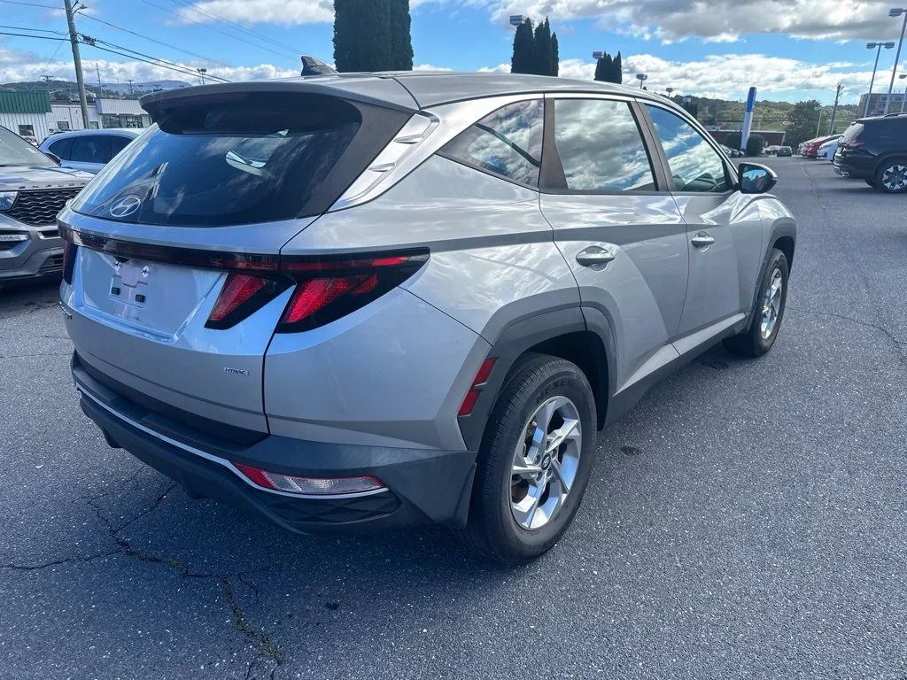 Used 2022 Silver Hyundai SE image 3