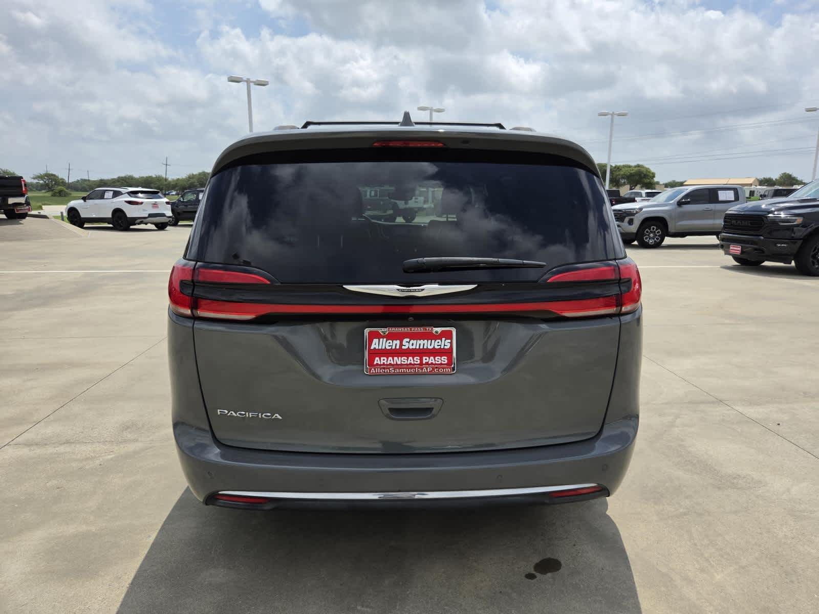 Used 2022 Ceramic Gray Clearcoat Chrysler Touring L image 4