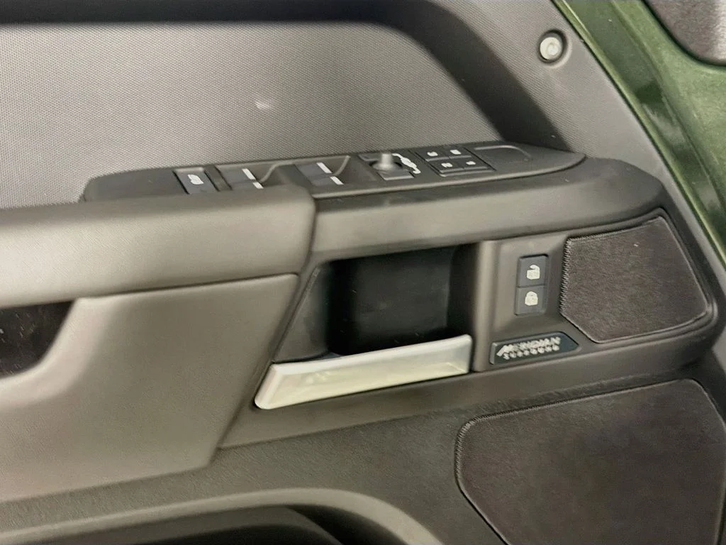 New 2026 Woolstone Green Land Rover X-Dynamic SE image 18