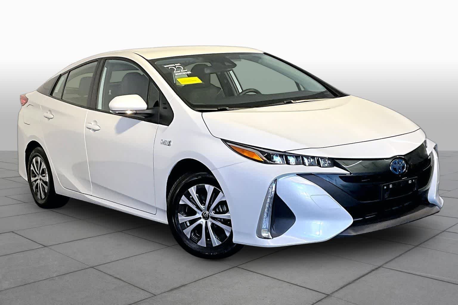 Used 2022 Wind Chill Pearl Toyota LE image 2