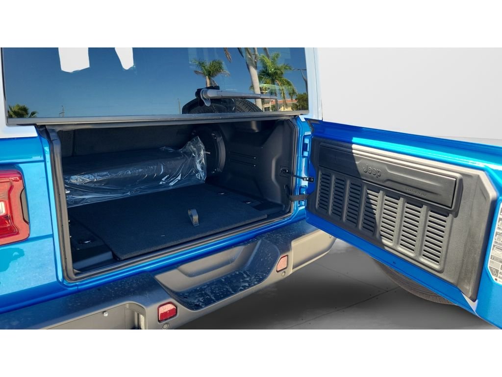New 2026 Hydro Blue Pearl-Coat Exterior Paint Jeep Sahara image 9