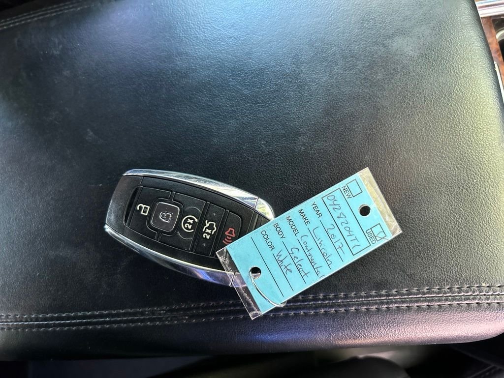 Used 2017 White Lincoln Select image 32