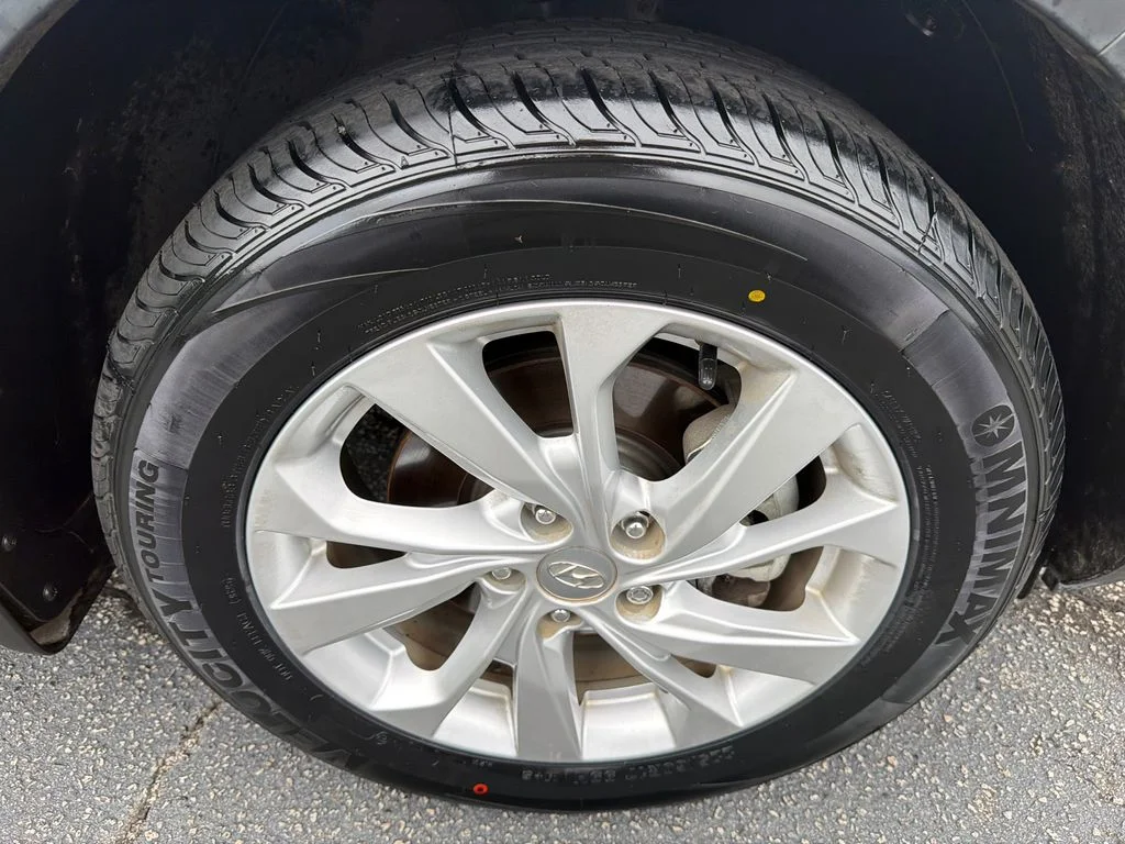 Used 2019 Silver Hyundai SE image 12