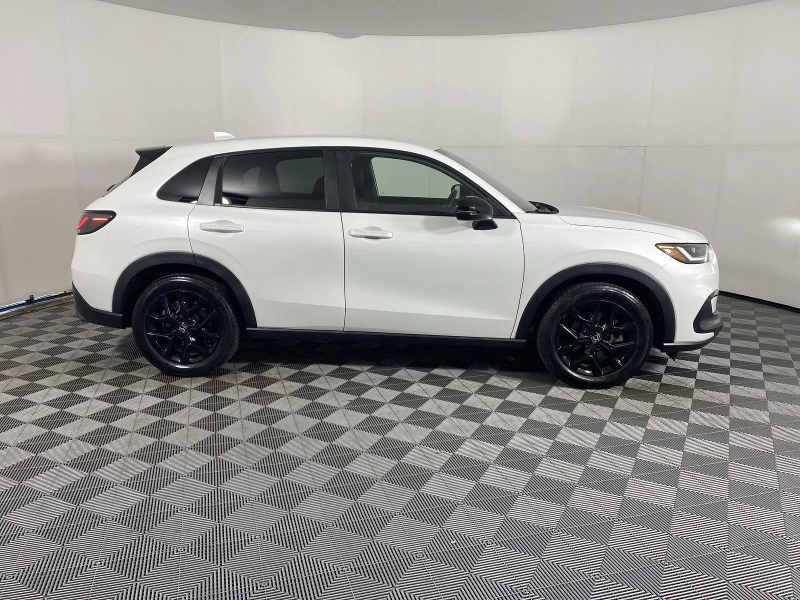 Used 2024 Platinum White Pearl Honda Sport image 9