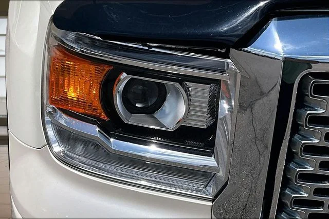 Used 2015 White GMC Denali image 30