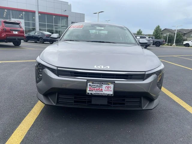 2025 Kia K4 LXS - Photo 11