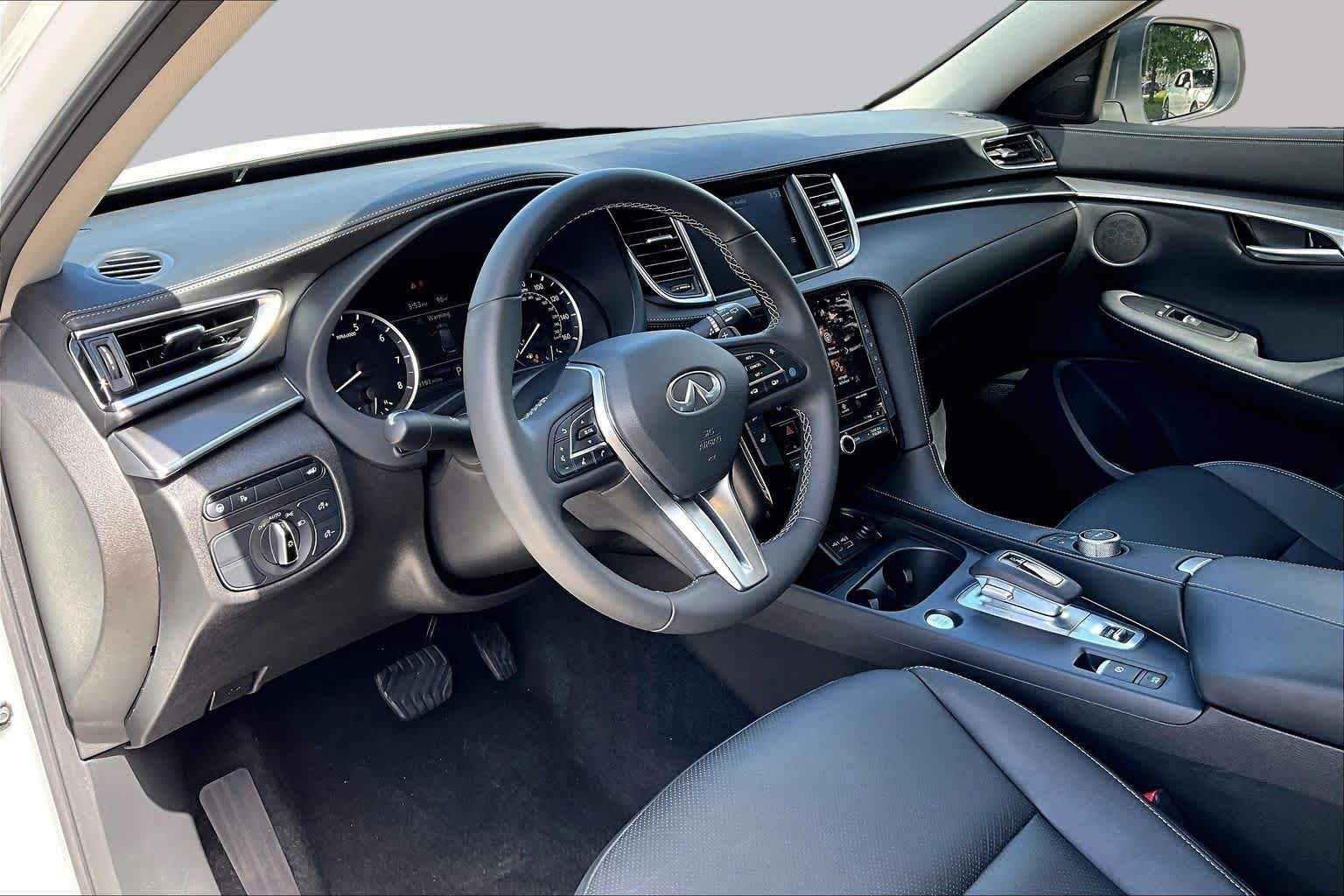 Used 2025 Radiant White INFINITI LUXE image 16