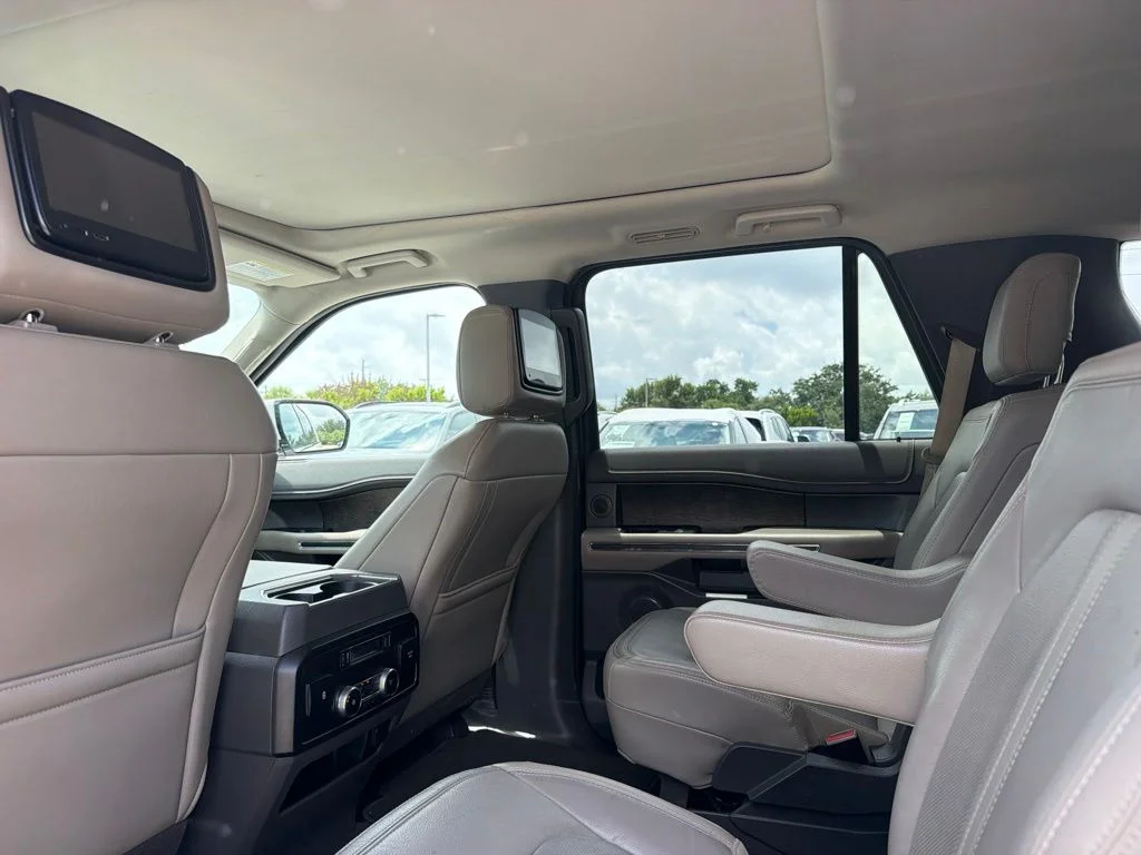 Used 2019 White Platinum Clearcoat Metallic Ford Limited image 9