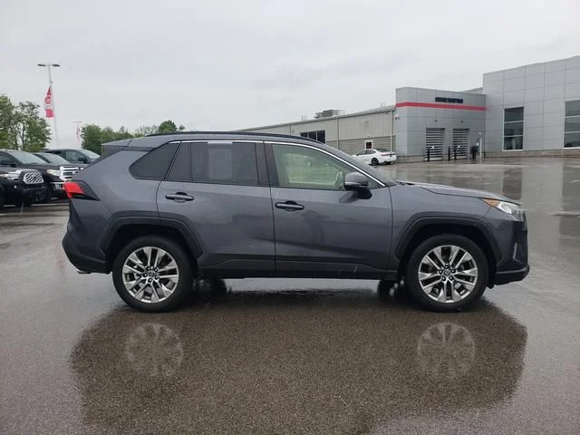Used 2019 Gray Toyota XLE Premium image 4