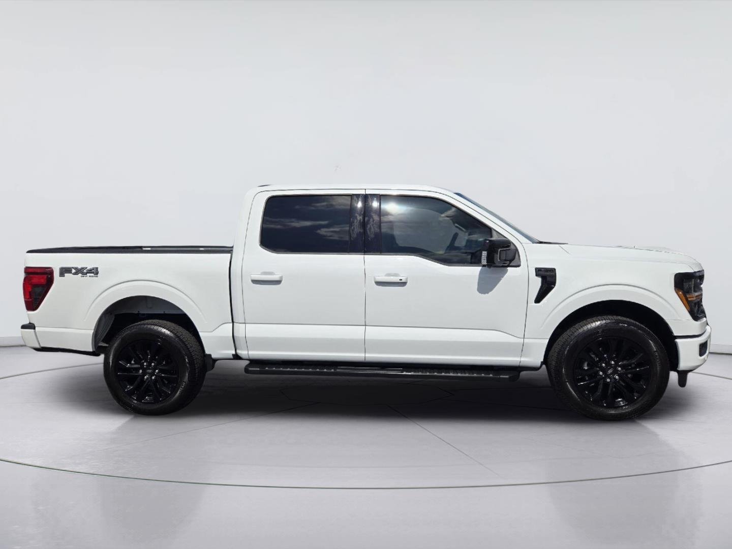 Used 2025 Oxford White Ford XLT image 4