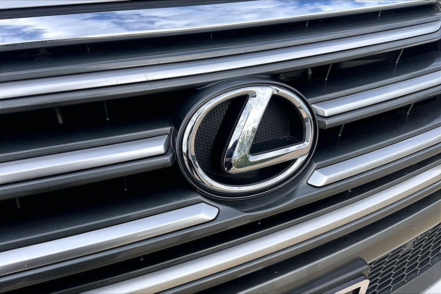 Used 2018 Silver Lining Metallic Lexus Premium image 30