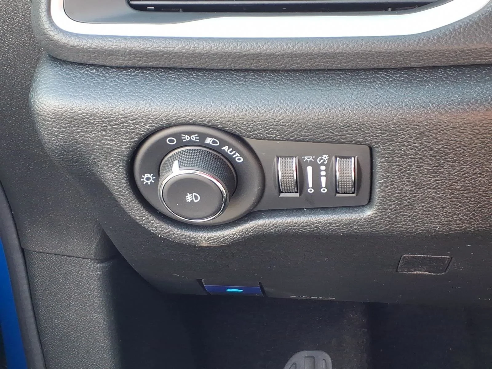 New 2026 Hydro Blue Pearl-Coat Exterior Paint Chrysler Select image 14