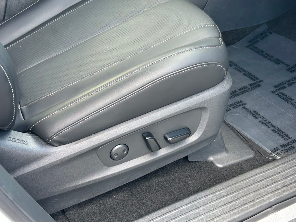 Used 2025 White INFINITI LUXE image 48