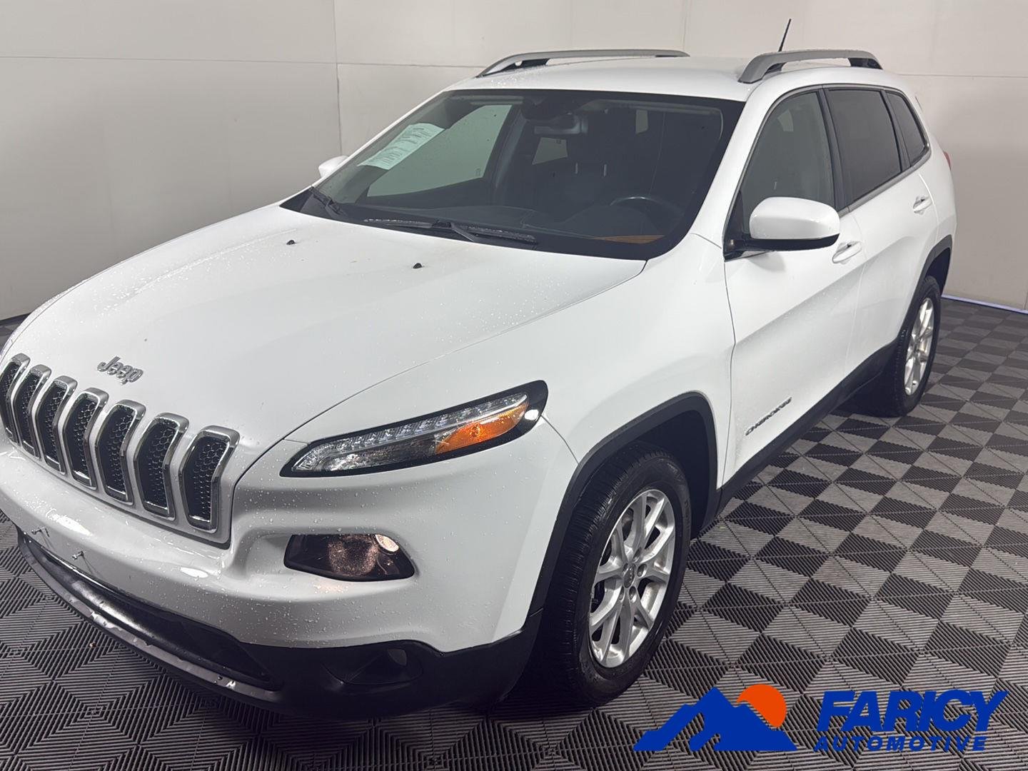 Used 2015 Bright White Clearcoat Jeep Latitude image 1