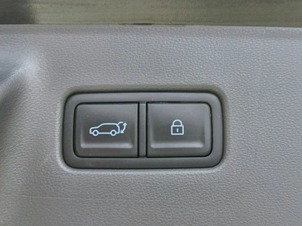 Used 2025 Green Hyundai SEL image 32