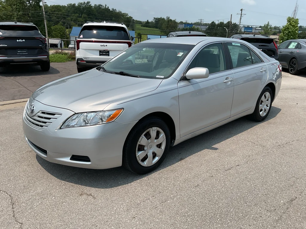 Used 2007 Titanium Metallic Toyota LE image 4
