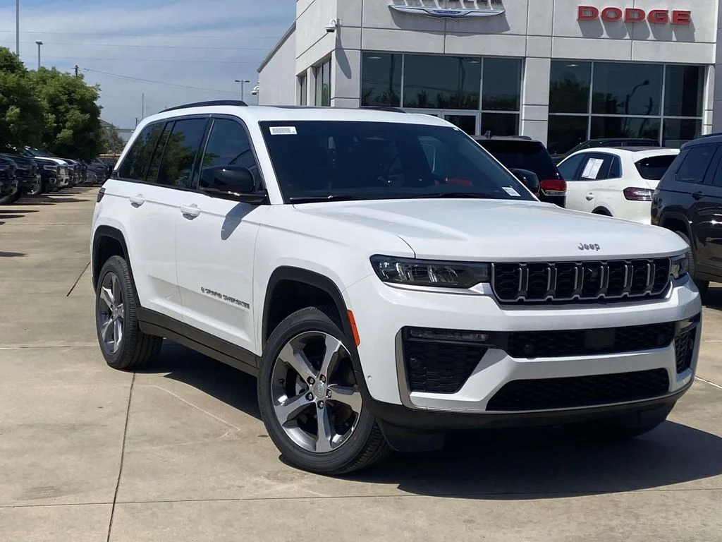 New 2026 Bright White Clear-Coat Exterior Paint Jeep Limited image 31