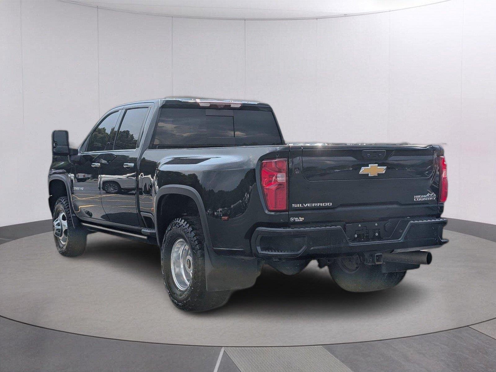 Used 2022 Mosaic Black Metallic Chevrolet High Country image 3