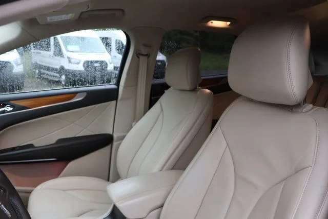 Used 2019 Red Lincoln Select image 13