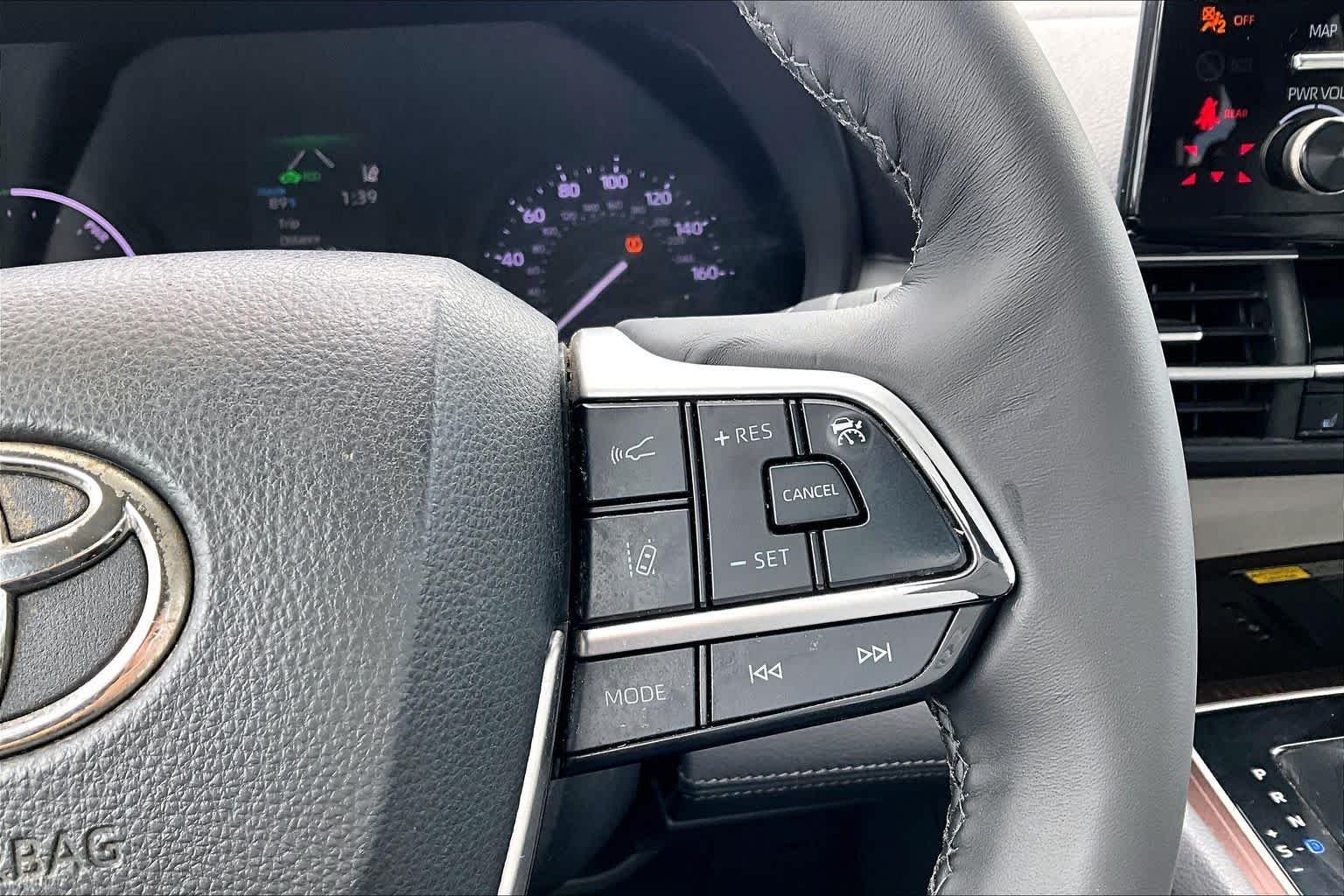 Used 2022 Wind Chill Pearl Toyota XLE image 23