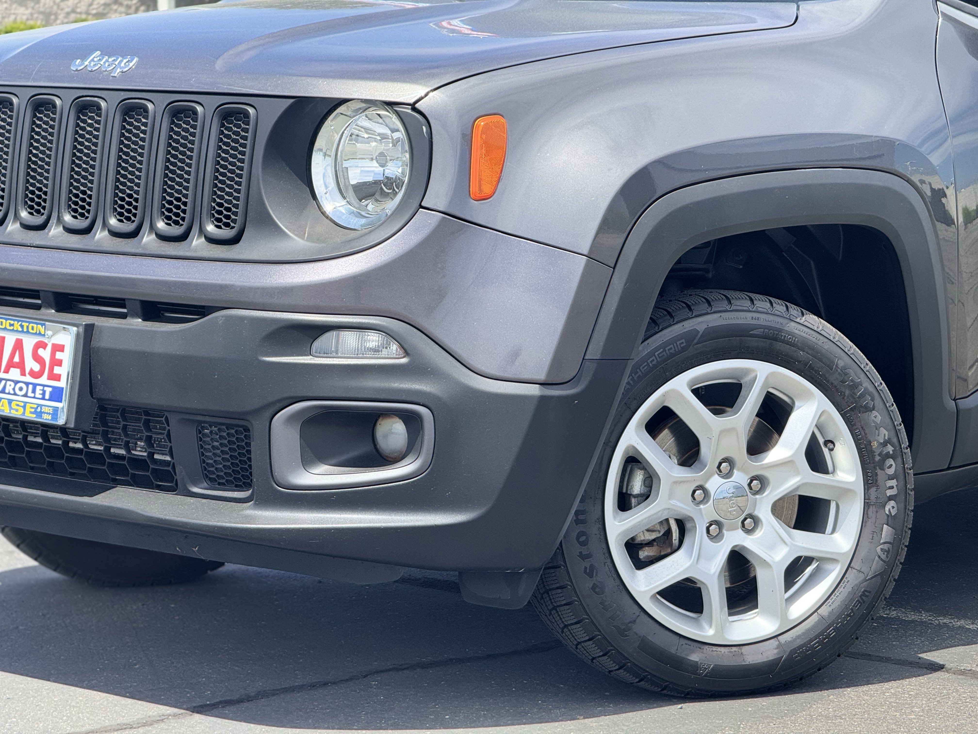 Used 2017 Gray Jeep Latitude 4x4 image 3