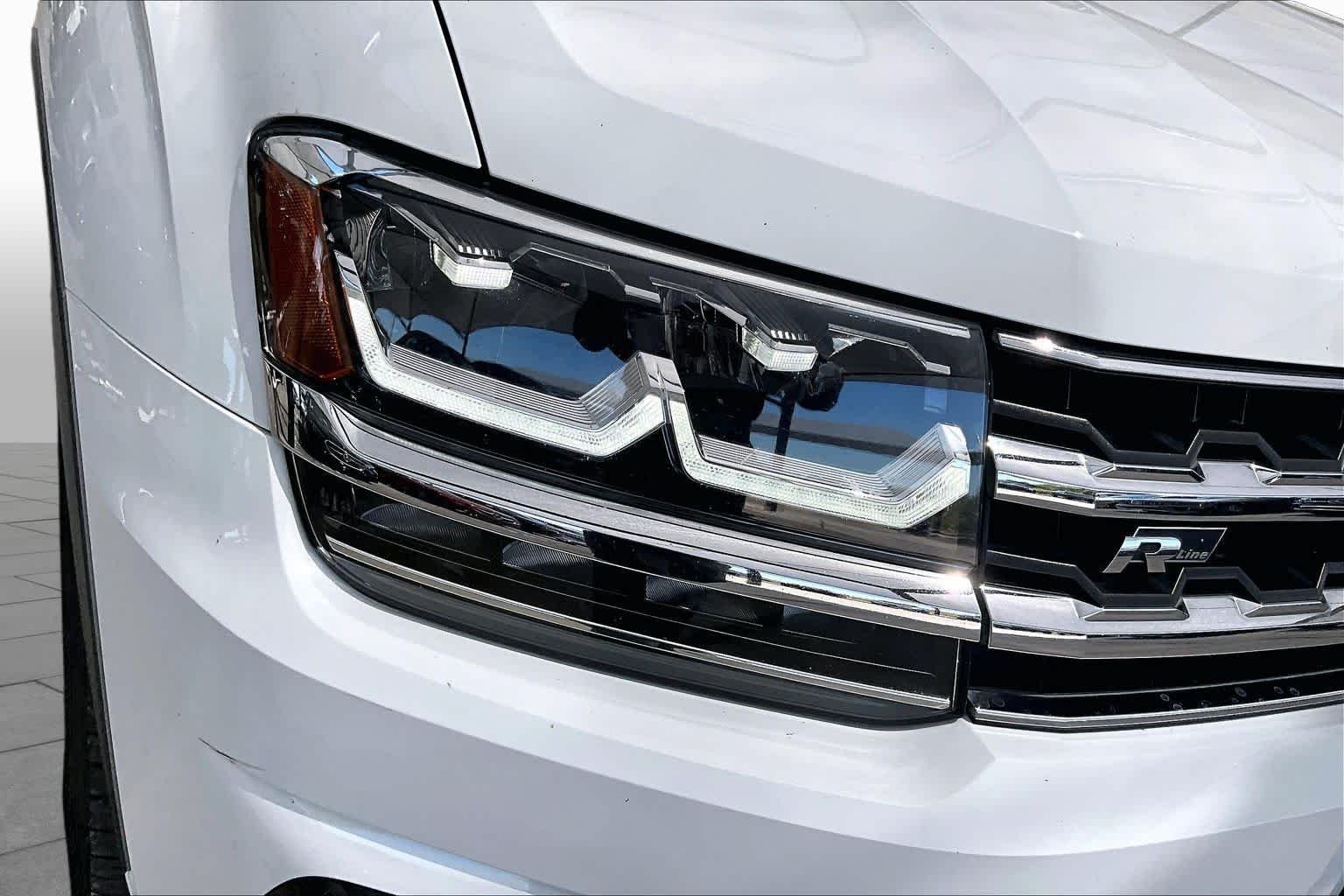 Used 2020 Pure White Volkswagen 3.6L V6 SE w/Technology R-Line image 28