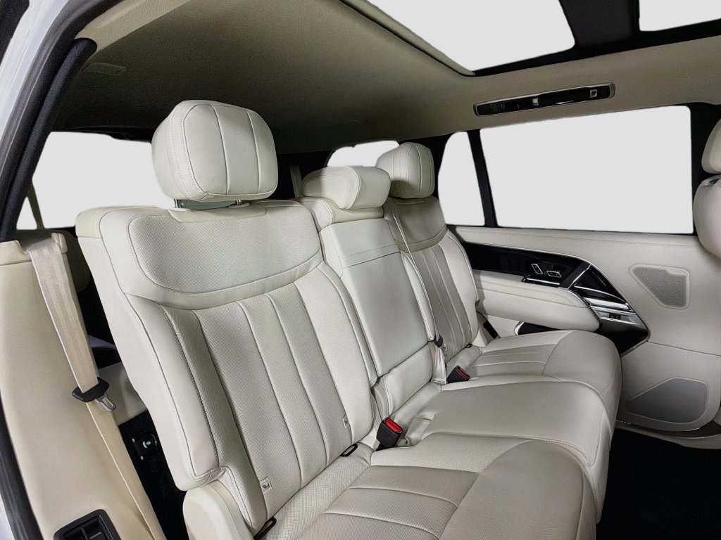 New 2027 Fuji White Land Rover SE image 29