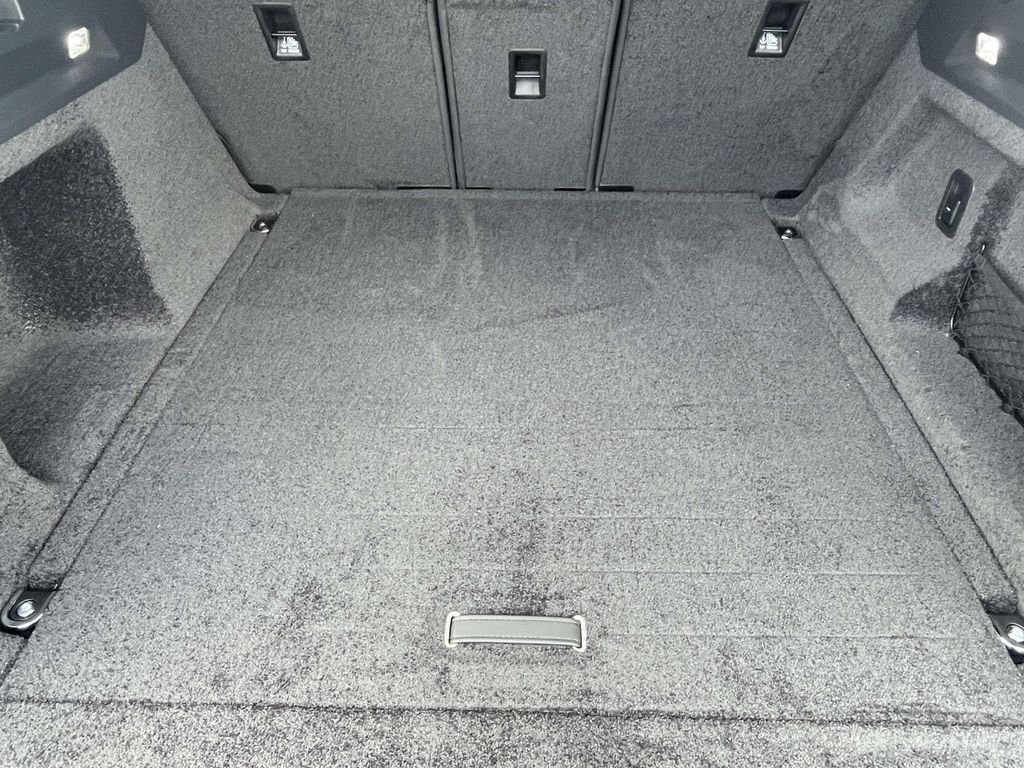 New 2026 Carpathian Grey Land Rover SE image 16