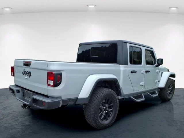 Used 2022 Silver Jeep Sport image 12