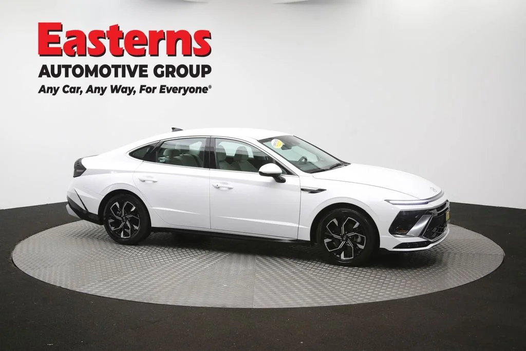 Used 2025 White Hyundai SEL image 47