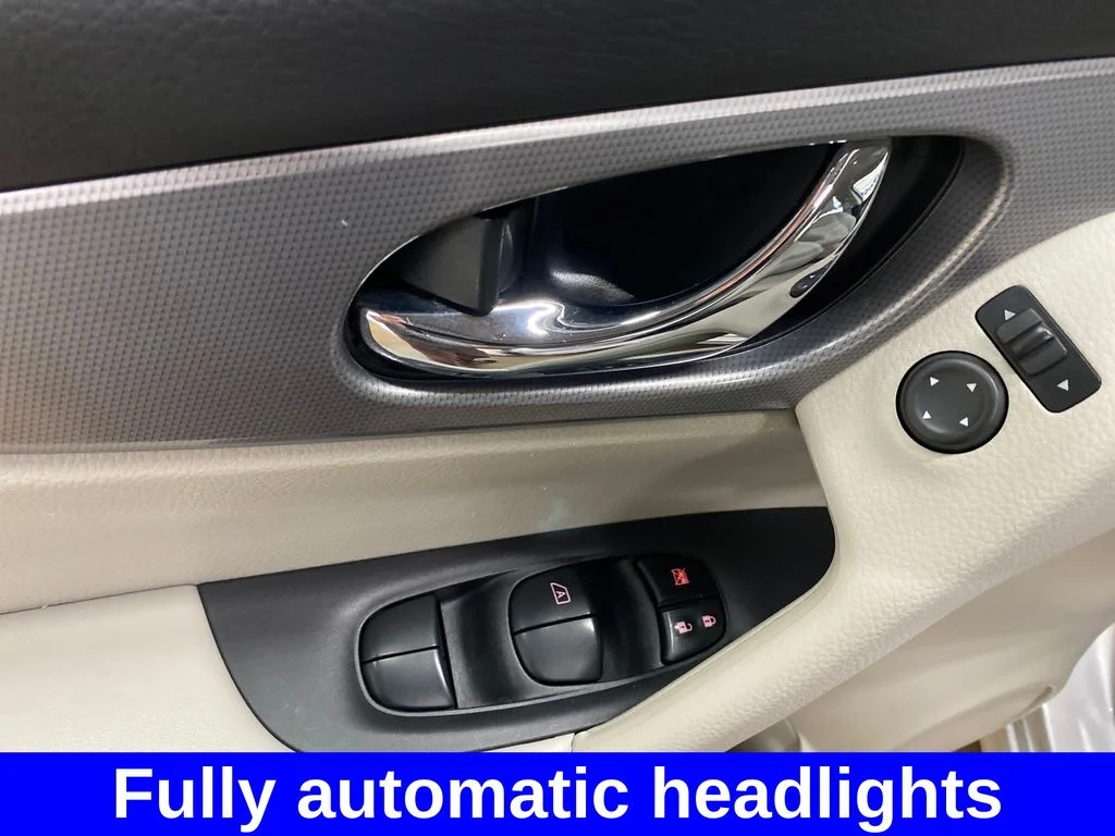 Used 2020 Silver Nissan SL image 9