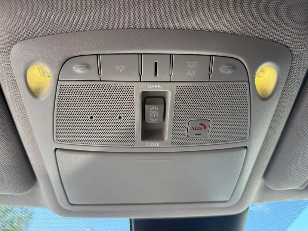 Used 2018 White Nissan SL image 36