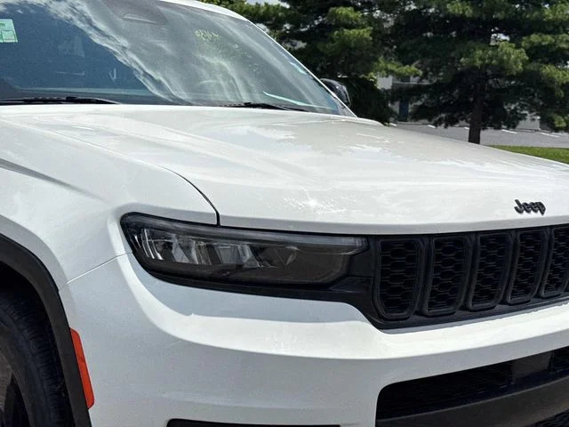Used 2023 White Jeep Altitude image 11