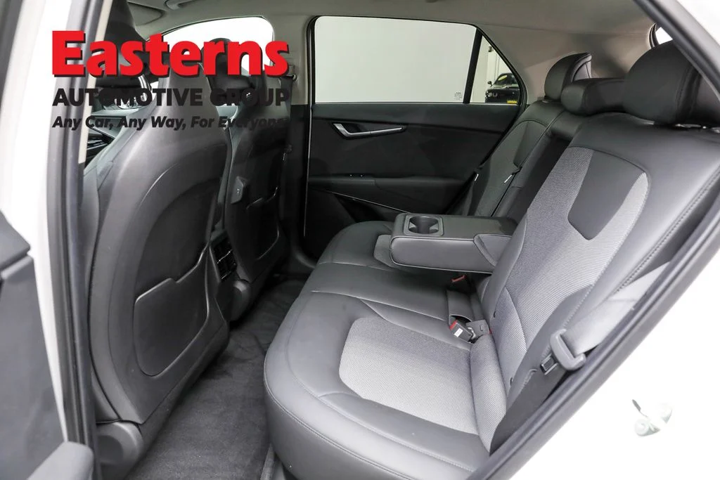 Used 2024 White Kia Wind image 21