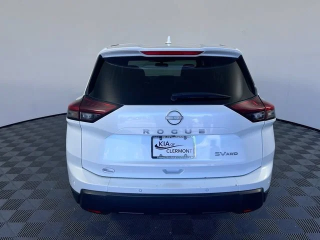 Used 2024 Everest White Pearl Nissan SV image 3