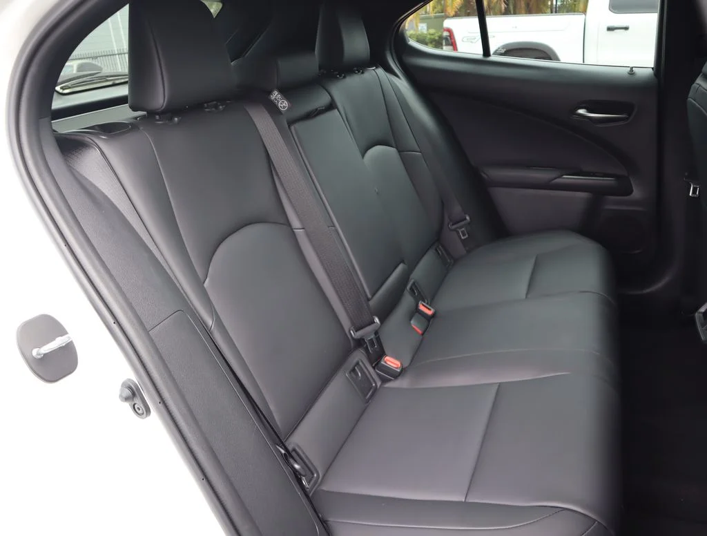 Used 2025 White Lexus 300h image 29