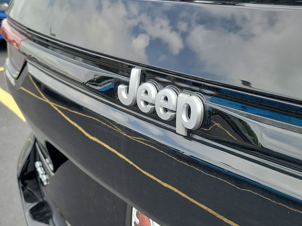 New 2026 Diamond Black Crystal Pearlcoat Jeep Laredo X image 6