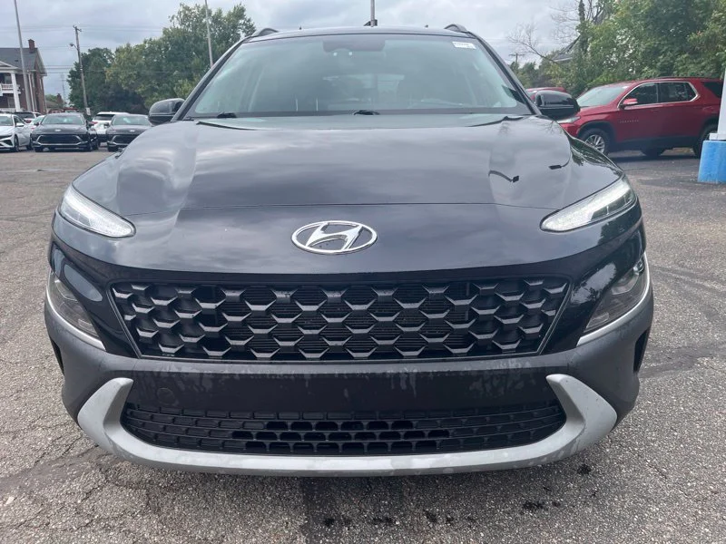 Used 2023 Black Hyundai SEL image 2