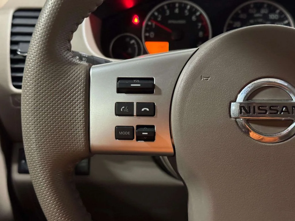 Used 2015 Glacier White Nissan SL image 16