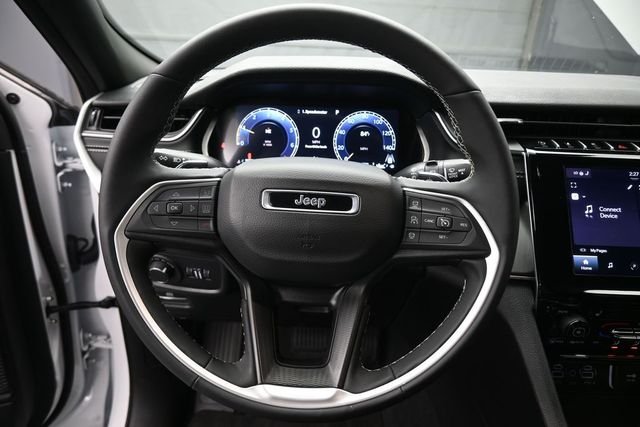 Used 2025 White/off-white Jeep Laredo image 32