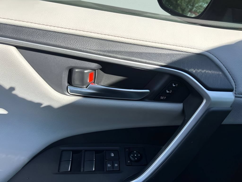Used 2025 Wind Chill Pearl Toyota Limited image 20