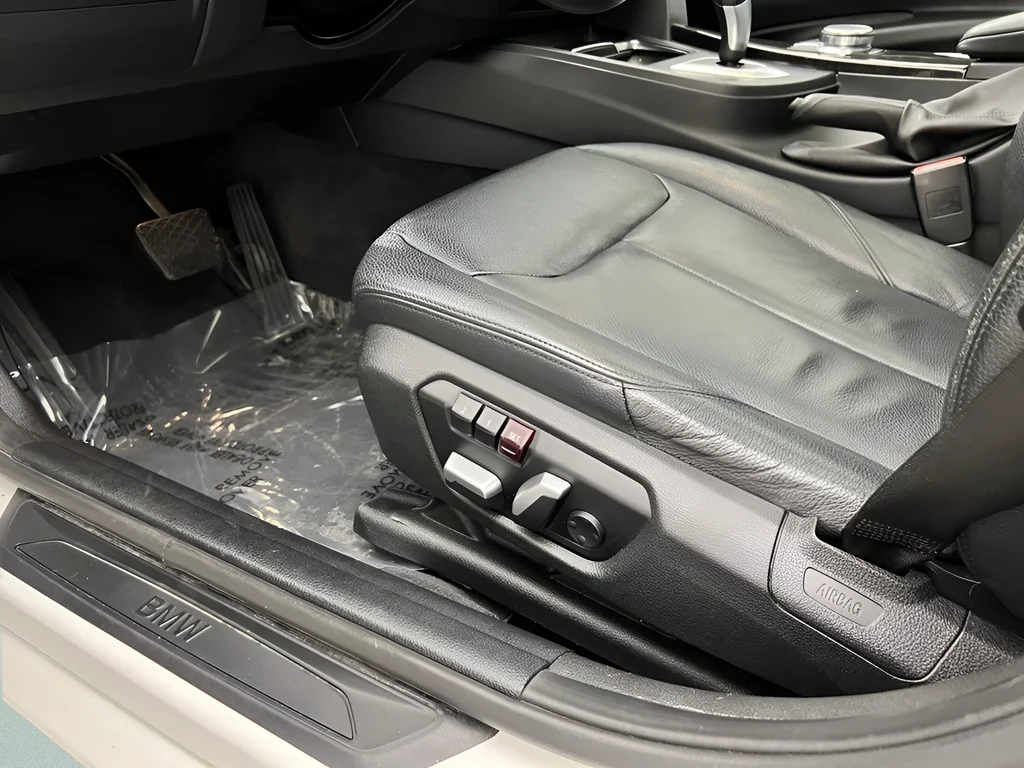 Used 2018 White Metallic BMW 320i xDrive image 22