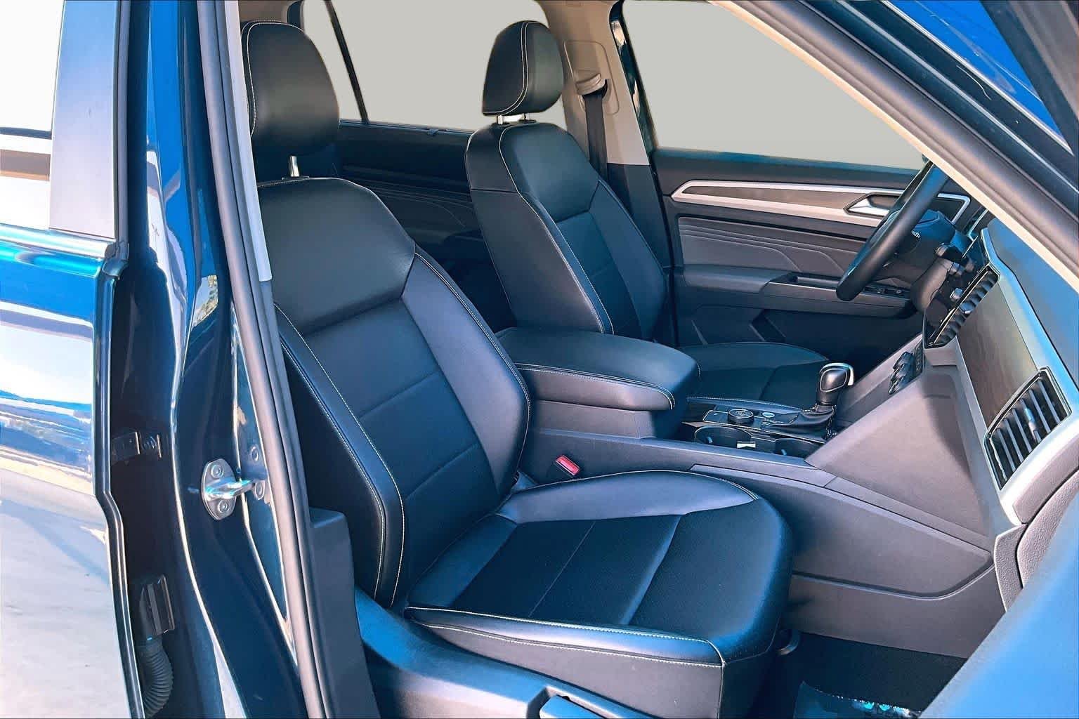 Used 2022 Tourmaline Blue Metallic Volkswagen 3.6L V6 SE w/Technology image 9