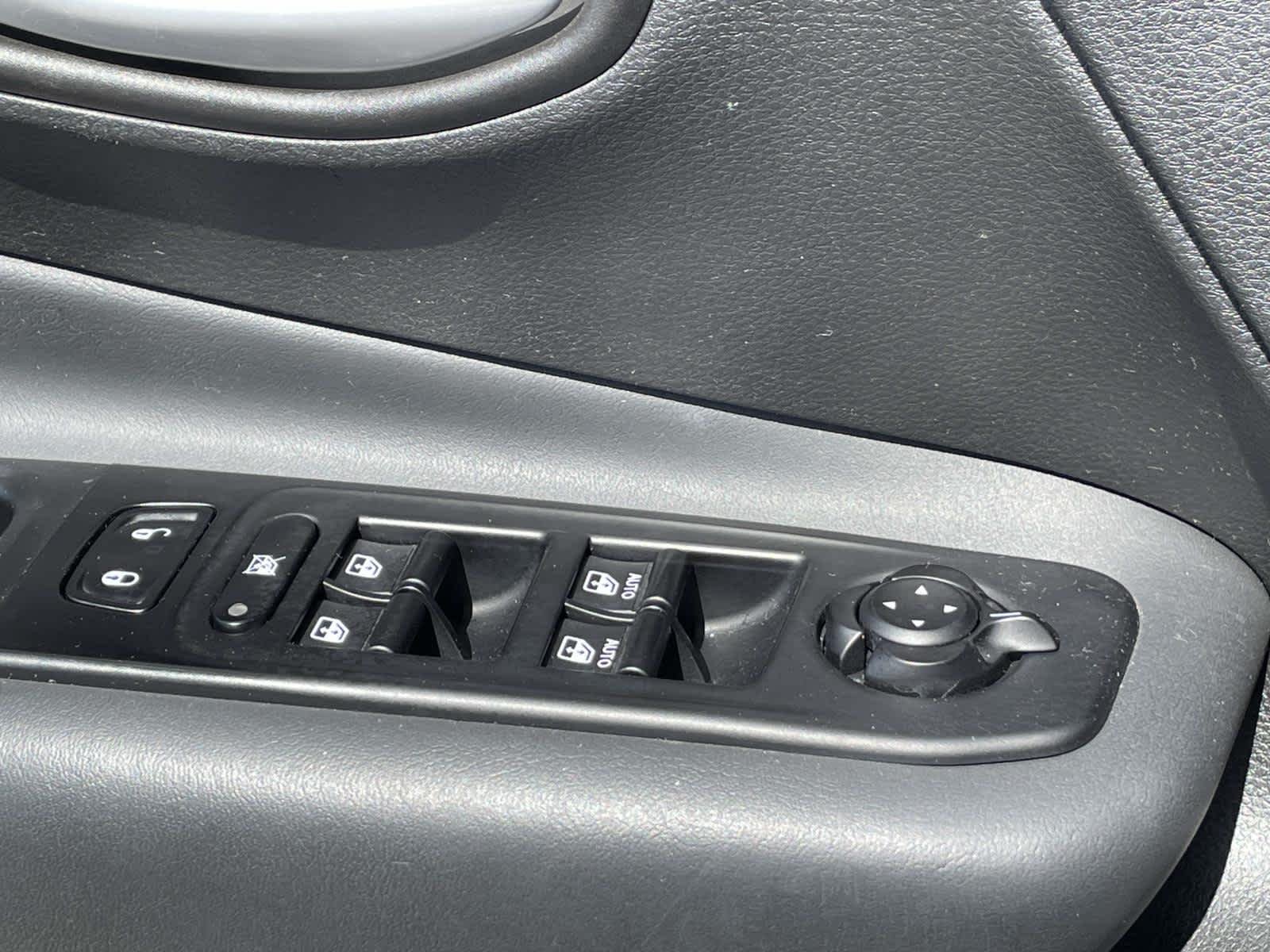 Used 2023 Gry/grey Jeep Latitude image 36