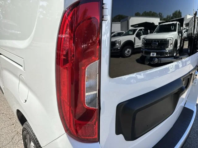 Used 2022 White Ram Base image 15