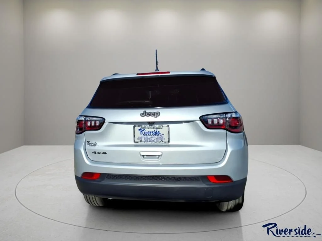 New 2026 Silver Zynith Metallic Clearcoat Jeep Latitude image 2